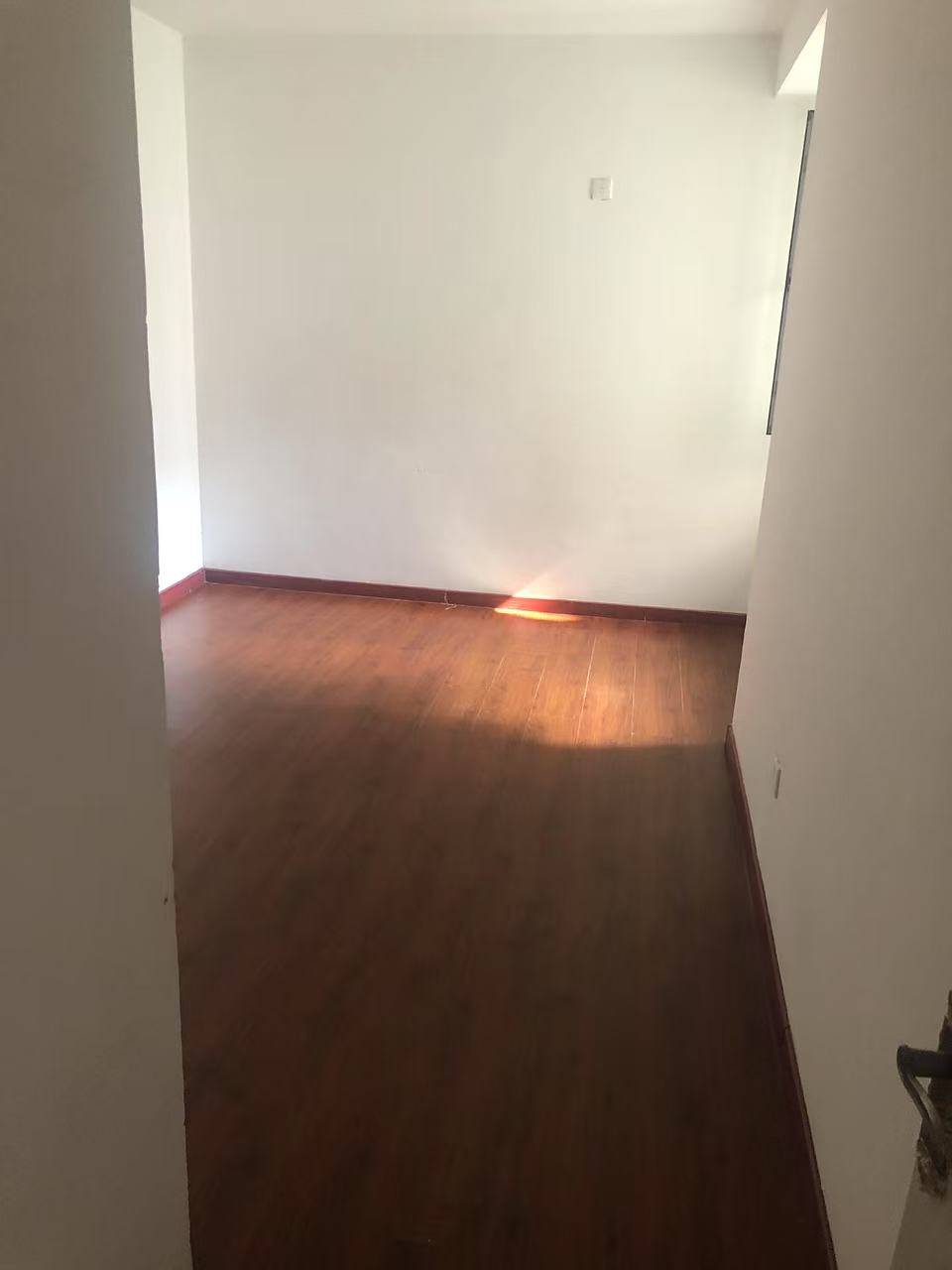 毛坯2室1廳1衛(wèi)95m21250元/月